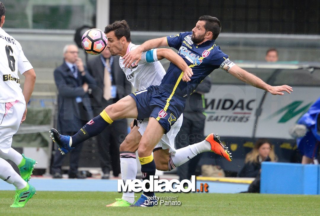  VERONA, ITALY - MAY 07:  Sergio Pellissier (R) of AC ChievoVerona competes with Giancarlo Gonzalez of US Citta di Palermo during the Serie A match between AC ChievoVerona and US Citta di Palermo at Stadio Marc'Antonio Bentegodi on May 7, 2017 in Verona, Italy.  (Photo by Dino Panato/Getty Images) 