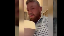 VIDEO / McGregor riverito dal maggiordomo: web indignato