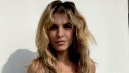 VIDEO / Elisabetta Canalis, il cambio di look flash incanta il web: che décolleté!