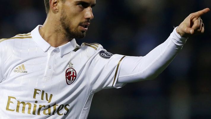 AC Milan's Spain midfielder Suso gestures as he celebrates after scoring a goal during the Italian Serie A football match between Empoli and AC Milan at the Carlo Castellani Stadium in Empoli on November 26, 2016. / AFP / MARCO BERTORELLO (Photo credit should read MARCO BERTORELLO/AFP/Getty Images) Suso, Sky svela l’ultima idea: “Possibile una nuova proposta italiana” - immagine 1