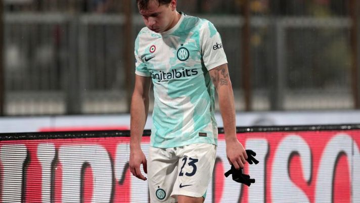 MONZA, ITALY - JANUARY 07: Nicolo Barella of FC Internazionale reacts during the Serie A match between AC Monza and FC Internazionale at Stadio Brianteo on January 07, 2023 in Monza, Italy. (Photo by Emilio Andreoli/Getty Images) Inter, brutte notizie per Barella: deve saltare la prossima contro la Cremonese - immagine 1