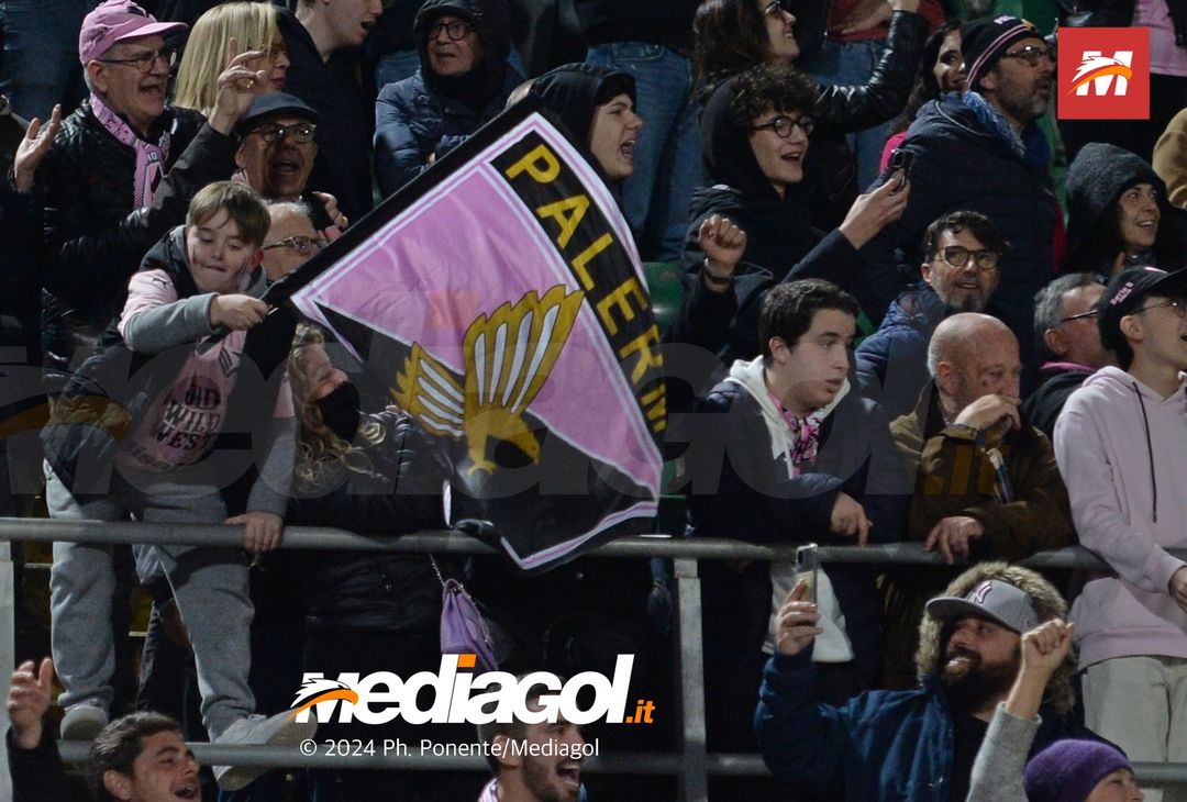 FOTOTIFO Palermo-Como 3-0, gli scatti ai tifosi al “Renzo Barbera” (GALLERY) - immagine 115