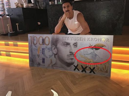 La foto di Ibrahimovic con la maglia del Milan nella sua banconota. La foto di Ibrahimovic con la maglia del Milan nella sua banconota.