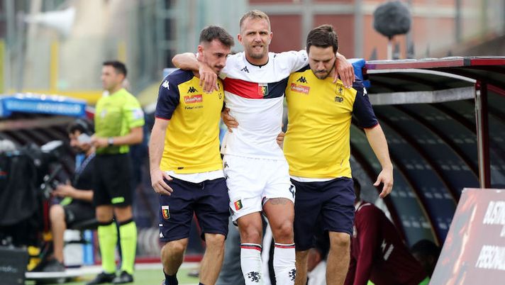 SALERNO, ITALY - OCTOBER 02: Domenico Criscito of Genoa CFC injured during the Serie A match between US Salernitana v Genoa CFC at Stadio Arechi on October 02, 2021 in Salerno, Italy. (Photo by Francesco Pecoraro/Getty Images) INFORTUNI – Arnautovic, Criscito, Destro, Zaniolo, Dragowski, Deulofeu, Pussetto: le novità - immagine 1