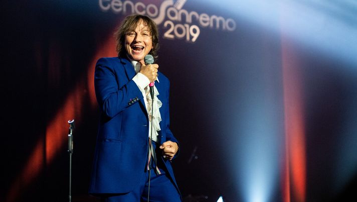 FOTO – Gianna Nannini canta con la maglia viola. ACF ringrazia - immagine 1