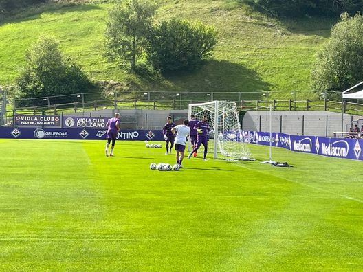 Fiorentina LIVE Moena 2022. Giorno 2: allenamento finito, scintille Nico-Sottil - immagine 4