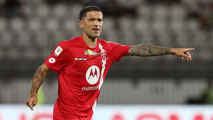 MONZA, ITALY - AUGUST 07: Stefano Sensi of AC Monza gestures during the Coppa Italia match between AC Monza and Frosinone Calcio at Stadio Brianteo on August 07, 2022 in Monza, Italy. (Photo by Marco Luzzani/Getty Images) Sensi: “Tanti infortuni? Si entra in un circolo vizioso pericoloso, subentra questo terrore” - immagine 1