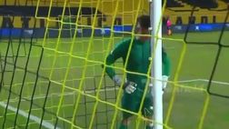 Testate contro il palo: la reazione del portiere del Peñarol dopo aver preso gol da centrocampo