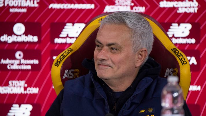 Mourinho, gambe conserte e ciabatta in mostra. Nuovo acquisto in arrivo? - immagine 1