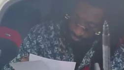 Anguissa firma autografi per i tifosi all’uscita dall’allenamento odierno