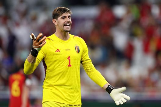 DOHA, QATAR - NOVEMBER 27: Thibaut Courtois of Belgium reacts during the FIFA World Cup Qatar 2022 Group F match between Belgium and Morocco at Al Thumama Stadium on November 27, 2022 in Doha, Qatar. (Photo by Elsa/Getty Images) Belgio, tensione dopo il flop. Courtois: “Rotta una panchina con un pugno”- immagine 2