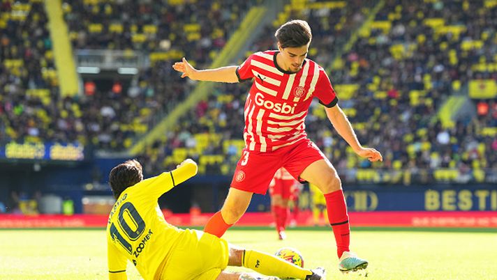 VILLARREAL, SPAIN - JANUARY 22: Miguel Gutierrez of Girona FC is challenged by Daniel Parejo of Villarreal CF during the LaLiga Santander match between Villarreal CF and Girona FC at Estadio de la Ceramica on January 22, 2023 in Villarreal, Spain. (Photo by Aitor Alcalde/Getty Images) Derby catalano e Clasico: tutto ruota attorno alla sfida fra due giovani terzini - immagine 1