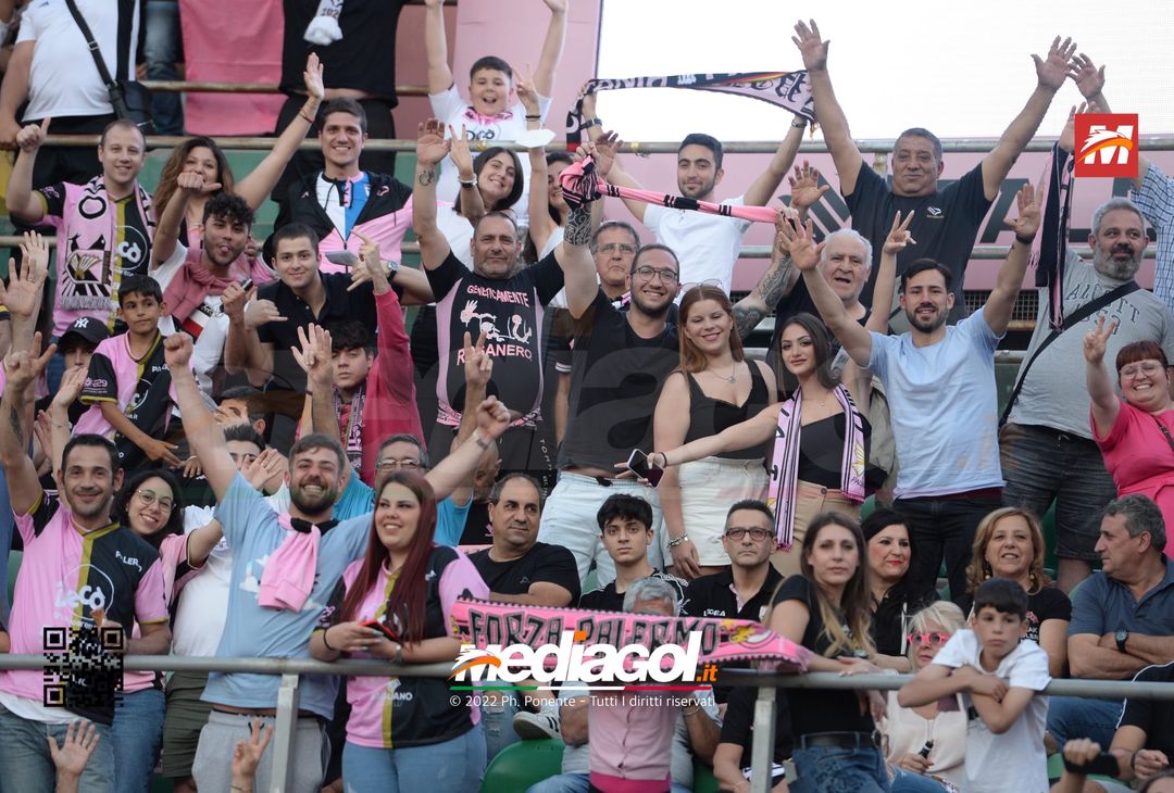 Fototifo, i tifosi allo stadio per Palermo-Feralpisaló 1-0 (gallery) - immagine 32