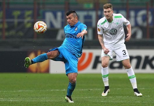 MILAN, ITALY - MARCH 19: Gary Medel of FC Internazionale Milano in action during the UEFA Europa League Round of 16 match between FC Internazionale Milano and VfL Wolfsburg at Stadio Giuseppe Meazza on March 19, 2015 in Milan, Italy. (Photo by Marco Luzzani/Getty Images)