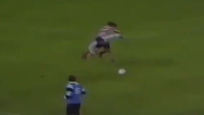 Lo scontro fra Futre e Buyo nel derby di Madrid, poi il portiere del Real fingerà di essere colpito dai giocatori avversari 