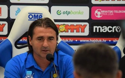 Tedesco in una conferenza stampa 