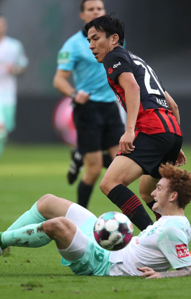FRANKFURT AM MAIN, GERMANY - OCTOBER 31: Josh Sargent of Werder Bremen battles for possession with Makoto Hasebe of Eintracht Frankfurt during the Bundesliga match between Eintracht Frankfurt and SV Werder Bremen at Deutsche Bank Park on October 31, 2020 in Frankfurt am Main, Germany. Sporting stadiums around Germany remain under strict restrictions due to the Coronavirus Pandemic as Government social distancing laws prohibit fans inside venues resulting in games being played behind closed doors. (Photo by Alex Grimm/Getty Images) FRANKFURT AM MAIN, GERMANY - OCTOBER 31: Josh Sargent of Werder Bremen battles for possession with Makoto Hasebe of Eintracht Frankfurt during the Bundesliga match between Eintracht Frankfurt and SV Werder Bremen at Deutsche Bank Park on October 31, 2020 in Frankfurt am Main, Germany. Sporting stadiums around Germany remain under strict restrictions due to the Coronavirus Pandemic as Government social distancing laws prohibit fans inside venues resulting in games being played behind closed doors. (Photo by Alex Grimm/Getty Images)