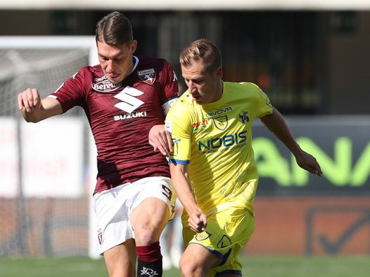  VERONA, ITALY - SEPTEMBER 30: Andrea Belotti of Torino FC competes for the ball with Valter Birsa of Chievo Verona during the Serie A match between Chievo Verona and Torino FC at Stadio Marc'Antonio Bentegodi on September 30, 2018 in Verona, Italy. (Photo by Marco Luzzani/Getty Images) 