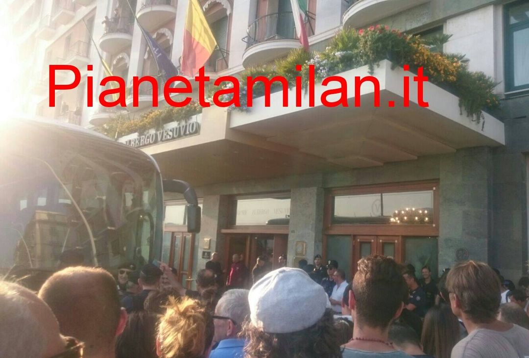  Diversi tifosi all'esterno dell'Hotel Vesuvio (FOTO Pianetamilan.it) 