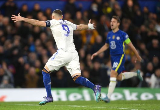 LONDON, ENGLAND - APRIL 06: Karim Benzema of Real Madrid celebrates after scoring their team's third goal during the UEFA Champions League Quarter Final Leg One match between Chelsea FC and Real Madrid at Stamford Bridge on April 06, 2022 in London, England. (Photo by Mike Hewitt/Getty Images) Le notti magiche di Benzema: “Felice per il terzo gol, ne avevo sbagliato uno…” - immagine 1