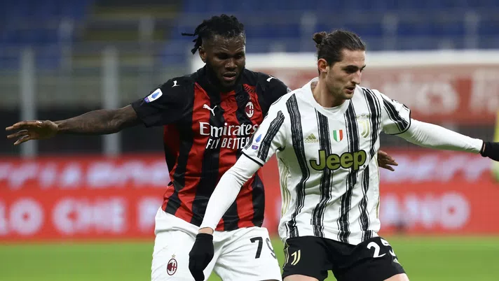 Franck Kessié (centrocampista AC Milan), qui contro Adrien Rabiot durante Milan-Juventus (Serie A 2020-2021) | AC Milan News (Getty Images)