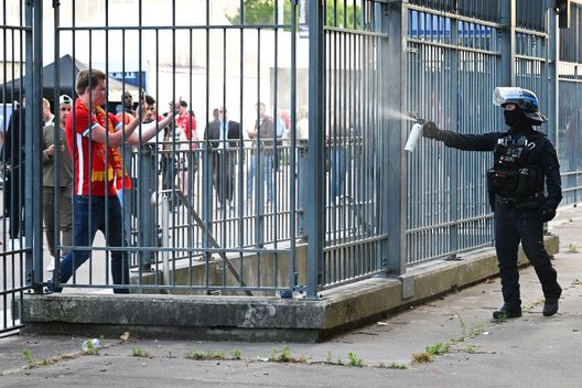 PARIS, FRANCE - MAY 28: Police spray tear gas at Liverpool fans outside the stadium as they queue prior to the UEFA Champions League final match between Liverpool FC and Real Madrid at Stade de France on May 28, 2022 in Paris, France. (Photo by Matthias Hangst/Getty Images) Francia, il Ministro dell’Interno Darmanin denuncia: “Il 70% dei tifosi del Liverpool aveva biglietti falsi” - immagine 1