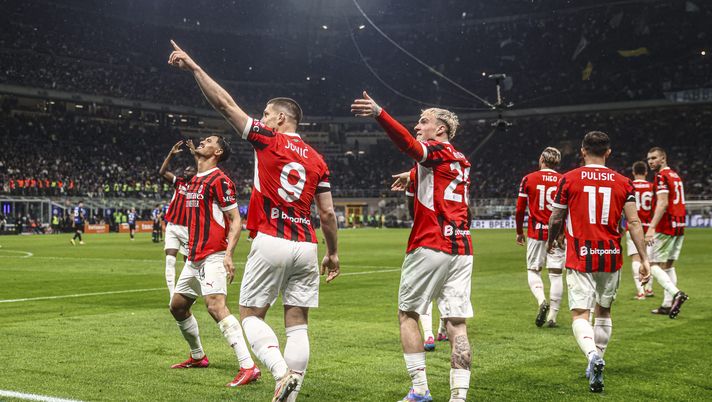 MILAN, ITALY - APRIL 23: Luka Jovic of AC Milan celebrates with Alejandro Jimenez Sanchez after scoring the his team's second goal during the Coppa Italia Semi Final match between FC Internazionale and AC Milan at Stadio Giuseppe Meazza on April 23, 2025 in Milan, Italy. (Photo by Giuseppe Cottini/AC Milan via Getty Images) MILAN NEWS | Rossoneri in Finale di Coppa Italia: Inter, addio Triplete!- immagine 1