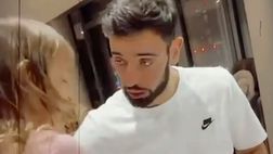 Bruno Fernandes, ‘maestro’ in campo e fuori: insegna l’inglese a sua figlia (VIDEO)