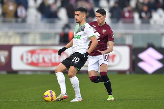 TURIN, ITALY - JANUARY 23: Sasa Lukic of Torino FC competes with Abderrahman Harroui of US Sassuolo during the Serie A match between Torino FC and US Sassuolo at Stadio Olimpico di Torino on January 23, 2022 in Turin, Italy. (Photo by Valerio Pennicino/Getty Images) Torino, jolly Lukic: Juric lo reinventa difensore. Ma ora c’è il primo stop- immagine 3