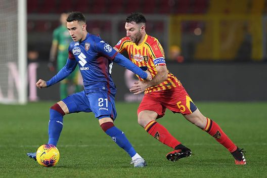 LECCE, ITALY - FEBRUARY 02: Alex Berenguer of Torino FC vies with Fabio Lucioni of US Lecce during the Serie A match between US Lecce and Torino FC at Stadio Via del Mare on February 02, 2020 in Lecce, Italy. (Photo by Francesco Pecoraro/Getty Images) LECCE, ITALY - FEBRUARY 02: Alex Berenguer of Torino FC vies with Fabio Lucioni of US Lecce during the Serie A match between US Lecce and Torino FC at Stadio Via del Mare on February 02, 2020 in Lecce, Italy. (Photo by Francesco Pecoraro/Getty Images)