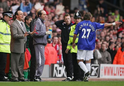 LIVERPOOL, UNITED KINGDOM - MARCH 25: Liverpool manager Rafael Benitez and Everton manager David Moyes look on as Andy Van Der Meyde of Everton leaves the field after being sent off during the Barclays Premiership match between Liverpool and Everton at Anfield on March 25, 2006 in Liverpool, England. (Photo by Michael Steele/Getty Images) L’incubo cinese di Benitez: “In quarantena un braccialetto col mio nome, mi controllavano tre volte al giorno”- immagine 2