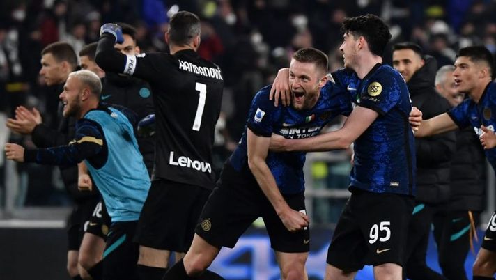 Inter Milan's Slovakian defender Milan Skriniar (C) and teammates celebrate at the end of the Italian Serie A football match between Juventus and Inter on April 03, 2022 at the Juventus stadium in Turin. (Photo by Filippo MONTEFORTE / AFP) (Photo by FILIPPO MONTEFORTE/AFP via Getty Images) Skriniar: “Ce la giochiamo per lo Scudetto, tutto aperto. Ora contano i punti, non il gioco” - immagine 1