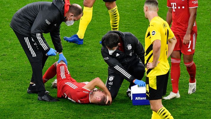 DORTMUND, GERMANY - NOVEMBER 07: Bayern's Joshua Kimmich receives medical treatment during the Bundesliga match between Borussia Dortmund and FC Bayern Muenchen at Signal Iduna Park on November 7, 2020 in Dortmund, Germany. (Photo by Martin Meissner - Pool/Getty Images) DORTMUND, GERMANY - NOVEMBER 07: Bayern's Joshua Kimmich receives medical treatment during the Bundesliga match between Borussia Dortmund and FC Bayern Muenchen at Signal Iduna Park on November 7, 2020 in Dortmund, Germany. (Photo by Martin Meissner - Pool/Getty Images)