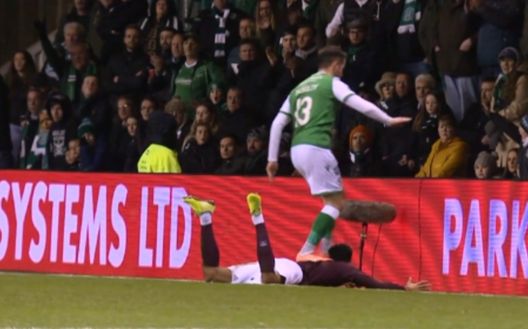 Ecco Mc Nulty in azione, sulla schiena di Sean Clare, in Hibernian-Hearts 1-3 Ecco Mc Nulty in azione, sulla schiena di Sean Clare, in Hibernian-Hearts 1-3