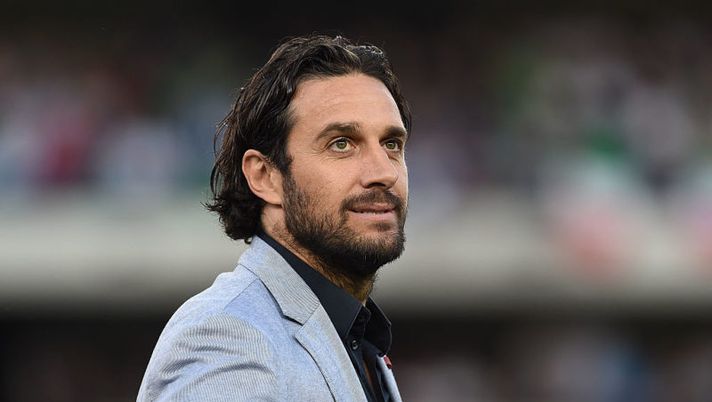 VERONA, ITALY - JUNE 06: Luca Toni looks on during the international friendly match between Italy and Finland on June 6, 2016 in Verona, Italy. (Photo by Valerio Pennicino/Getty Images) Toni: “Vlahovic? Un killer in area, ma c’è una cosa strana. Lu-La, attacco atomico” - immagine 1