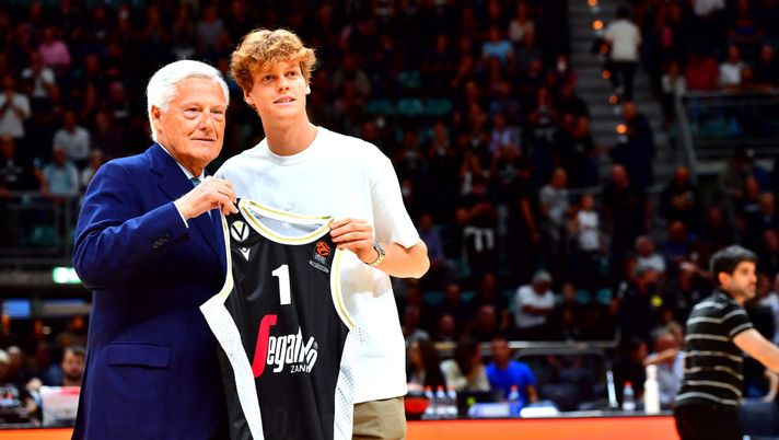 BOLOGNA, ITALY - OCTOBER 07: Jannik Sinner recives the Virtus Segafredo Bologna jersey by Massimo Zanetti, owner of Virtus Segafredo Bologna before the 2022/2023 Turkish Airlines EuroLeague Regular Season Round 1 match between Virtus Segafredo Bologna and AS Monaco at PalaDozza on October 07, 2022 in Bologna, Italy. (Photo by Luca Sgamellotti/Euroleague Basketball via Getty Images) Cor Bo – Virtus, sei milioni da tagliare per rientrare negli standard Eurolega - immagine 1