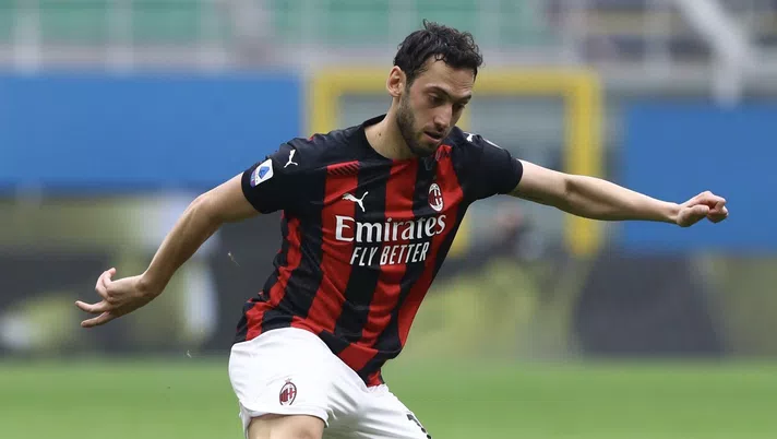 Hakan Calhanoglu (centrocampista AC Milan), qui durante Milan-Inter 0-3 (Serie A 2020-2021) | News (Getty Images)