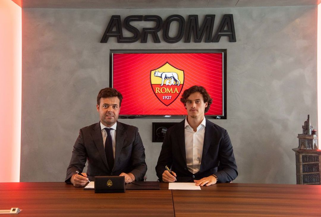 Ecco Svilar: gli scatti tra arrivo, firma e nuova maglia a Trigoria – FOTO GALLERY - immagine 24