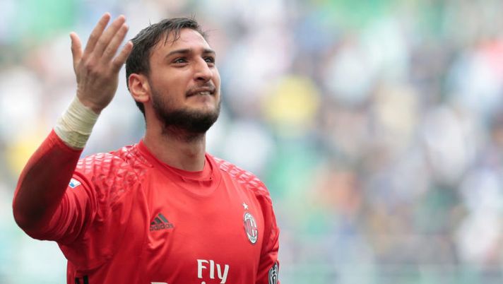 MILAN, ITALY - APRIL 15: Gianluigi Donnarumma of AC Milan salutes the fans at the end of the Serie A match between FC Internazionale and AC Milan at Stadio Giuseppe Meazza on April 15, 2017 in Milan, Italy. (Photo by Emilio Andreoli/Getty Images ) Mirabelli: “Donnarumma deve supplicarci: mi fa ridere! E sull’addio a gennaio…” - immagine 1