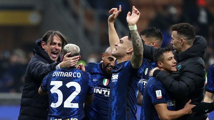 MILAN, ITALY - JANUARY 12: Simone Inzaghi, Head Coach of Inter Milan celebrates their side's victory with Federico Dimarco after the Italian Supercup match between Inter and Juventus at The San Siro on January 12, 2022 in Milan, Italy. (Photo by Marco Luzzani/Getty Images) Sorpreso dal corto muso - immagine 1