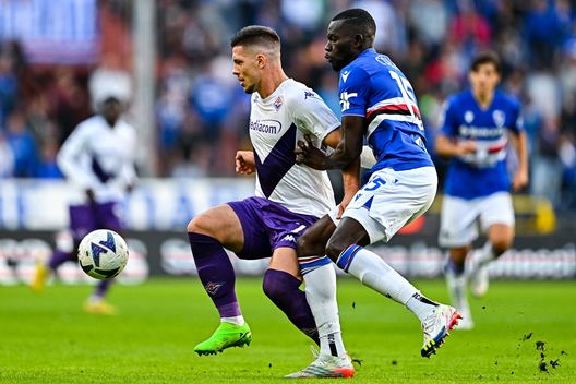 GENOA, ITALY - NOVEMBER 06: Luka Jovic of Fiorentina (L) and Omar Colley of Sampdoria vie for the ball during the Serie A match between UC Sampdoria and ACF Fiorentina at Stadio Luigi Ferraris on November 6, 2022 in Genoa, Italy. (Photo by Simone Arveda/Getty Images) Amione ha la peggio nello scontro con Jovic: il responso dall’infermeria- immagine 2