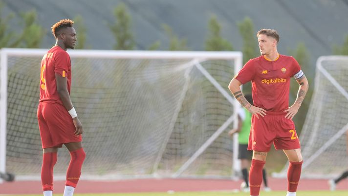 ALBUFEIRA, PORTUGAL - JULY 16: AS Roma players Nicolò Zaniolo and Tammy Abraham during the friendly match between Portimonense SC and AS Roma at Estadio Municipal de Albufeira on July 16, 2022 in Albufeira, Portugal. (Photo by Fabio Rossi/AS Roma via Getty Images) Roma, Mourinho cambia: Abraham in panchina, Dybala e Pellegrini dietro Zaniolo - immagine 1