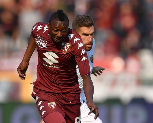  TURIN, ITALY - OCTOBER 22: Umar Sadiq (L) of Torino FC is challenged by Kevin Strootman of AS Roma during the Serie A match between Torino FC and AS Roma at Stadio Olimpico di Torino on October 22, 2017 in Turin, Italy. (Photo by Valerio Pennicino/Getty Images) 