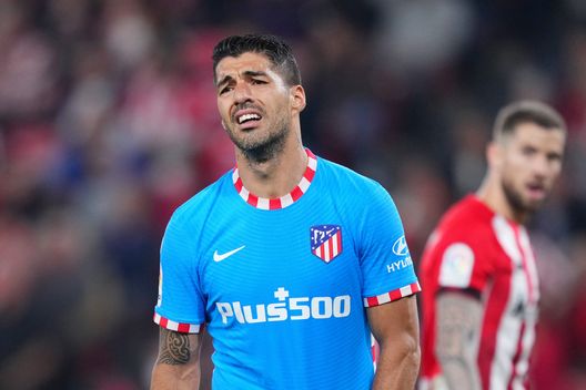 BILBAO, SPAIN - APRIL 30: Luis Suarez of Atletico Madrid reacts during the LaLiga Santander match between Athletic Club and Club Atletico de Madrid at San Mames Stadium on April 30, 2022 in Bilbao, Spain. (Photo by Juan Manuel Serrano Arce/Getty Images) Monza, Galliani: “Suarez? Non smentisco. Sono i calciatori che chiamano noi”- immagine 2
