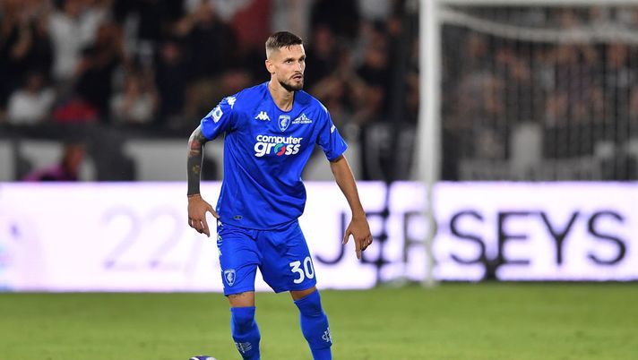 LA SPEZIA, ITALY - AUGUST 14: Petar Stojanovic of Empoli FC in action during the Serie A match between Spezia Calcio and Empoli FC at Stadio Alberto Picco on August 14, 2022 in La Spezia, Italy. (Photo by Valerio Pennicino/Getty Images) Dubbi Satriano e Stojanovic nell’Empoli: le ultime prove di formazione e cosa filtra su Pjaca - immagine 1