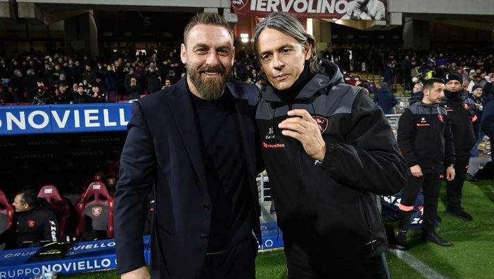 SALERNO, ITALY - JANUARY 29: Daniele De Rossi AS Roma head coach greets Filippo Inzaghi US Salernitana head coach before the Serie A TIM match between US Salernitana and AS Roma - Serie A TIM at Stadio Arechi on January 29, 2024 in Salerno, Italy. (Photo by Francesco Pecoraro/Getty Images) De Rossi soddisfatto solo a metà: “Troppo lenti, c’è tanto da lavorare” - immagine 1