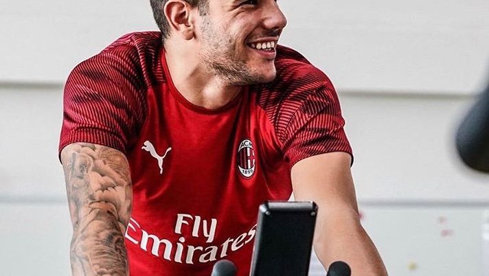 Theo Hernández, in allenamento con il Milan a Milanello (credits: acmilan.com) 