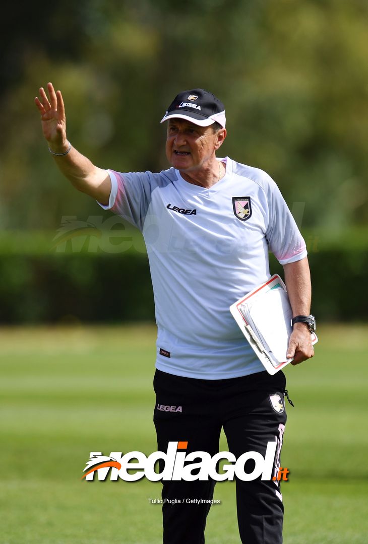  PALERMO, ITALY - APRIL 24: Delio Rossi leads a training session as new Head Coach of US Citta' di Palermo at Tenente Carmelo Onorato Sports Center on April 24, 2019 in Palermo, Italy. (Photo by Tullio M. Puglia/Getty Images) 