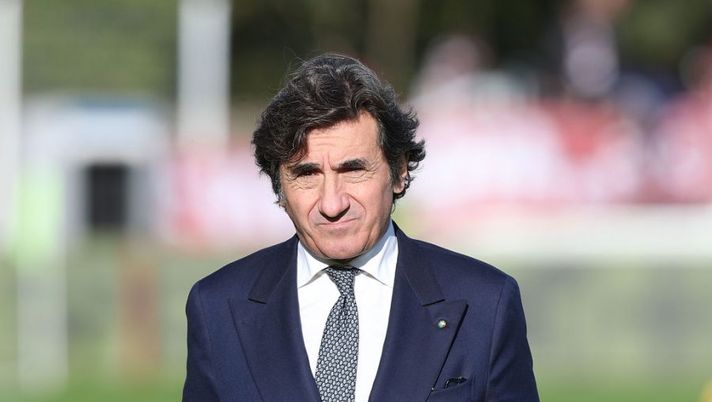 LA SPEZIA, ITALY - NOVEMBER 06: Urbano Cairo president of Torino FC gestures during the Serie A match between Spezia Calcio v Torino FC at Stadio Alberto Picco on November 6, 2021 in La Spezia, Italy. (Photo by Gabriele Maltinti/Getty Images) Cairo: “Ilkhan, Miranchuk, il mercato e la lite tra Vagnati e Juric: dico tutto” - immagine 1