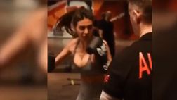 VIDEO / Cristina Buccino in palestra tra calci e pugni: il suo allenamento è massacrante